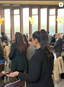 Besucherin während des Gottesdienstes