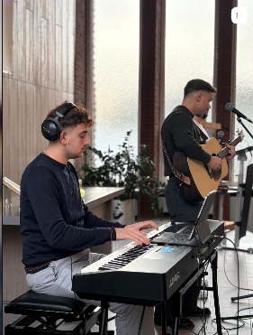 Lobpreisteam mit Keyboard und Gitarre
